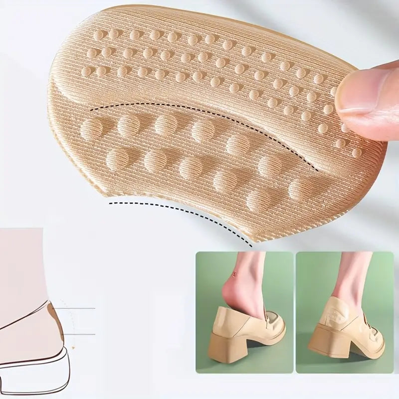 Självhäftande hälkuddar i beige - visar modell hur dem ser ut inuti skon.